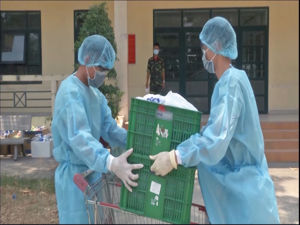 Các chiến sĩ chuẩn bị thức ăn, nhu yếu phẩm mang lên cho đồng bào cách ly.